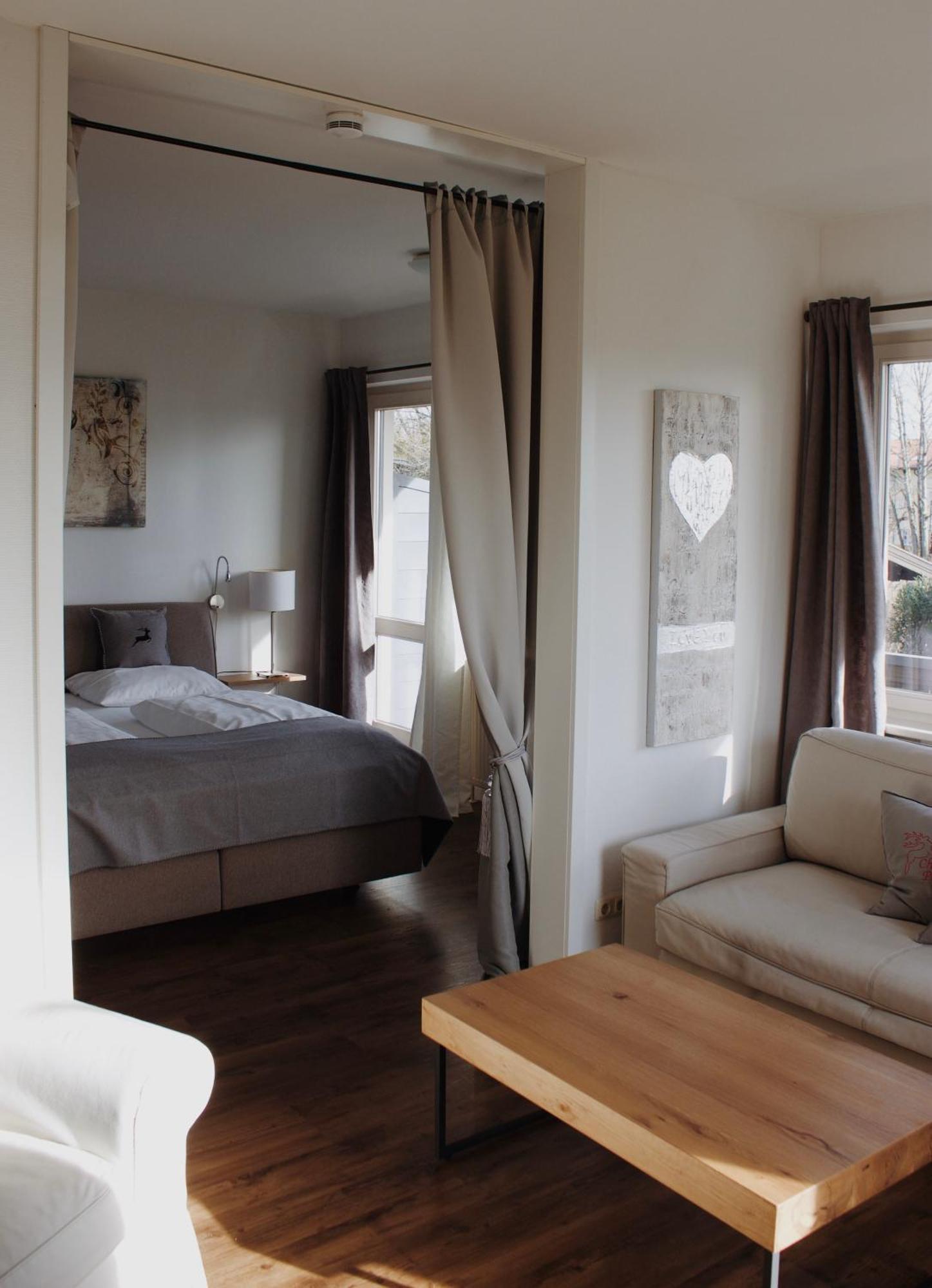 Hotel Garni - Chiemsee-Pension-Seebruck 시온시브루크 외부 사진